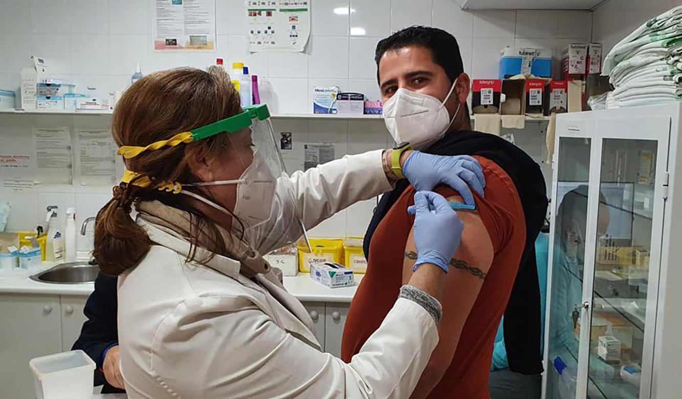 Uno de los conductores de ambulancia poniéndose la primera dosis de la vacuna