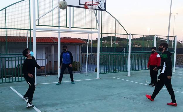 La mejora de las condiciones sanitarias ha propiciado la reapertura de los parques, pistas polideportivas, el gimnasio municipal y la vuelta de las competiciones de deporte base