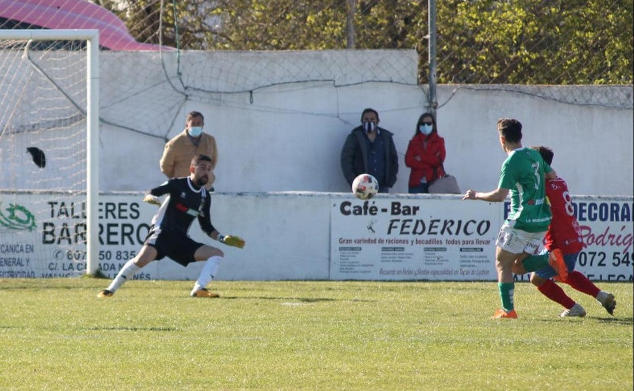 Antonio, que terminó expulsado, salvó a su equipo en varias ocasiones