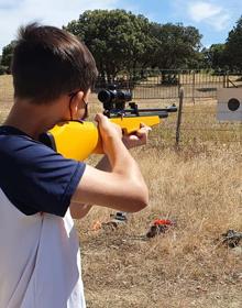 Imagen secundaria 2 - Actividades del sábado. Arriba, ruta por los pozos y abrevaderos, y abajo, piragüismo en el pantano y tiro de precisión