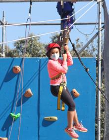 Imagen secundaria 2 - Actividades celebradas el domingo. Arriba, paseo trashumante, y abajo, almuerzo del pastor y tirolina