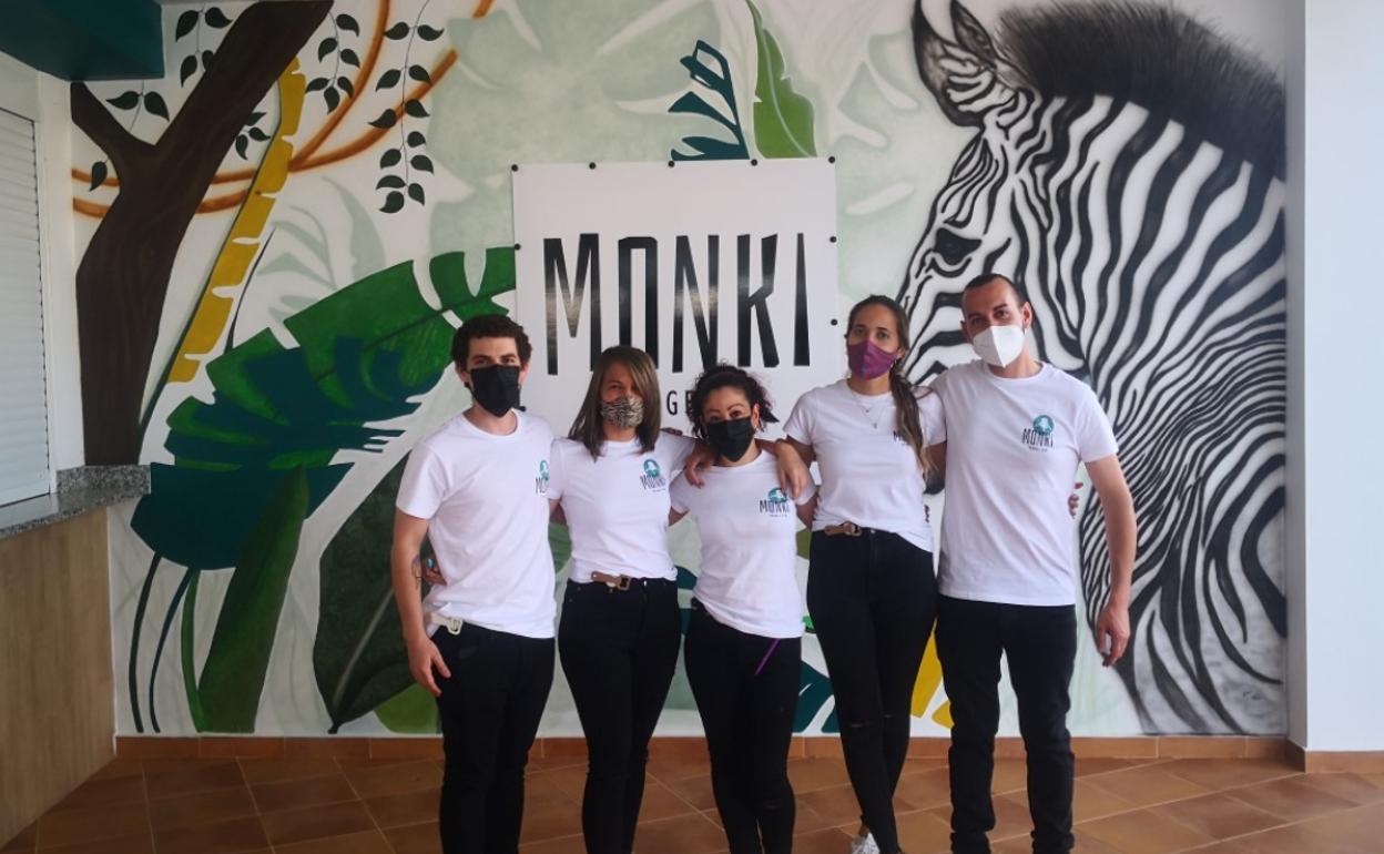 Equipo de Monki Lounge Bar el día de la inauguración