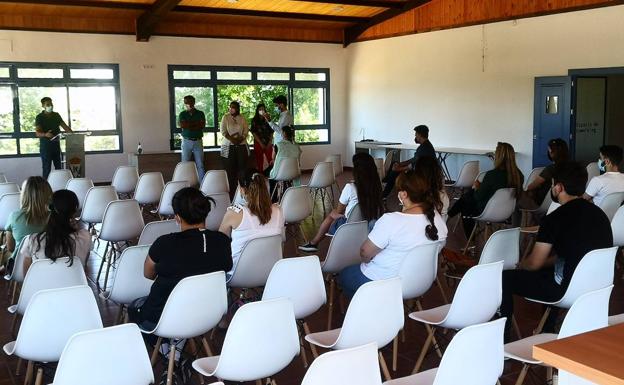 El alcalde se dirige a los alumnos