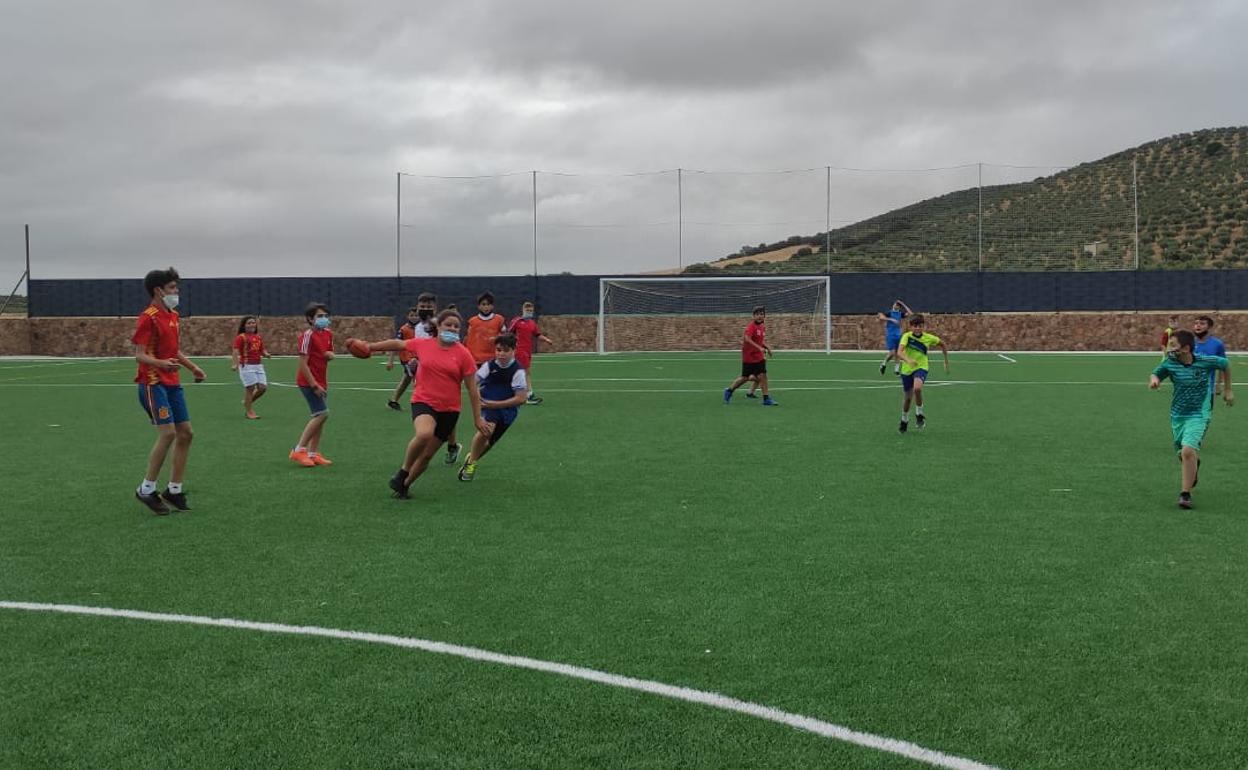 Los pequeños juegan a rugby