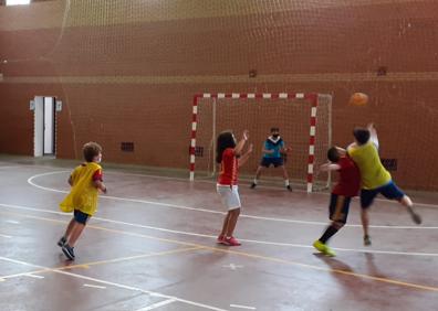 Imagen secundaria 1 - Otras actividades como baloncesto, balonmano o natación
