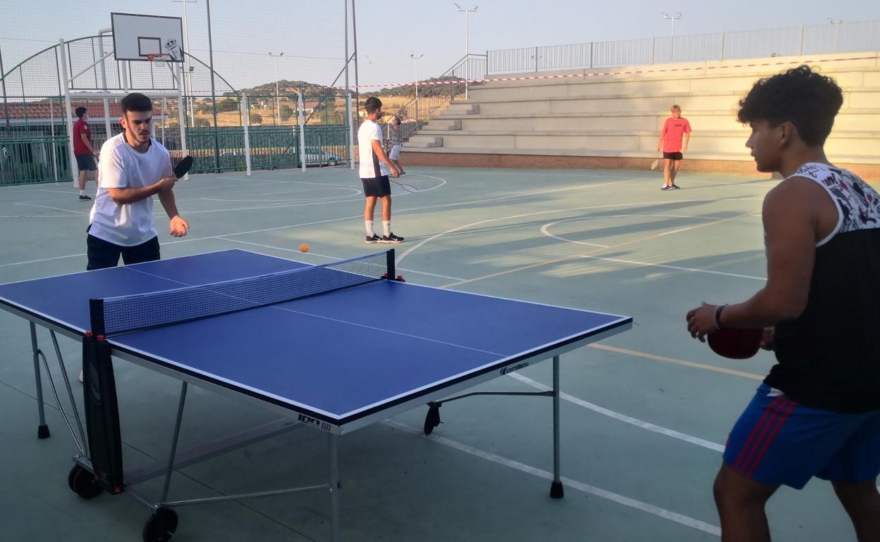 Torneo de ping-pong que ganó Juan Escalera, en el fondo