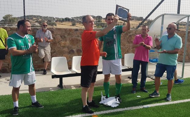 Loli recibe la placa homenaje