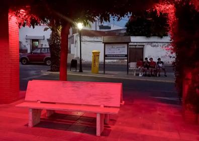 Imagen secundaria 1 - Estatua del 'Teme', parada de autobuses y zona jardin junto a la carretera de Olivenza