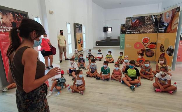 Los pequeños recibiendo indicaciones