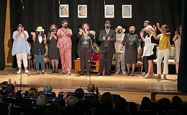 Los actores saludan al público
