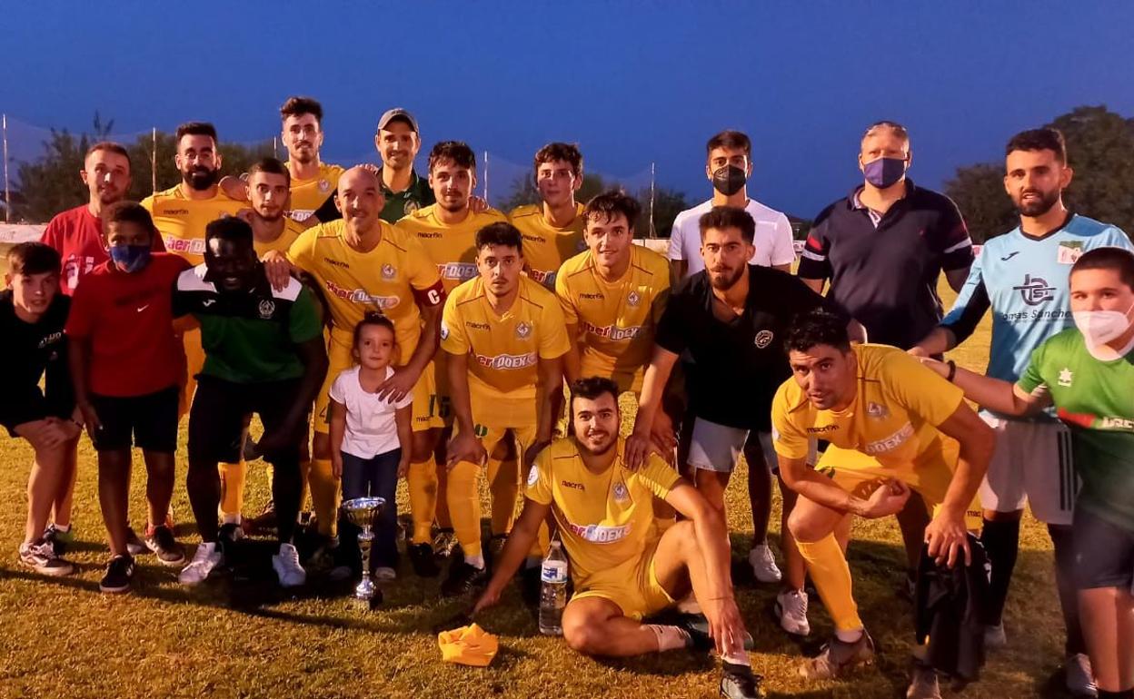 Los valverdeños posan con el trofeo