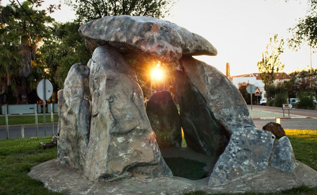 Replica del dolmen El Rebellao, situado en la rotonda