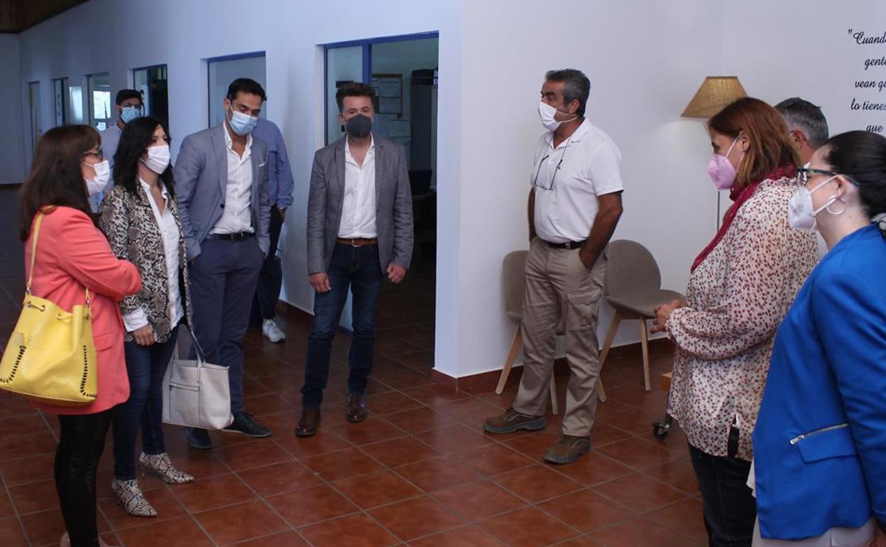 La Consejera conoce a los responsables de la Escuela Profesional 'Valverde + Habitable'