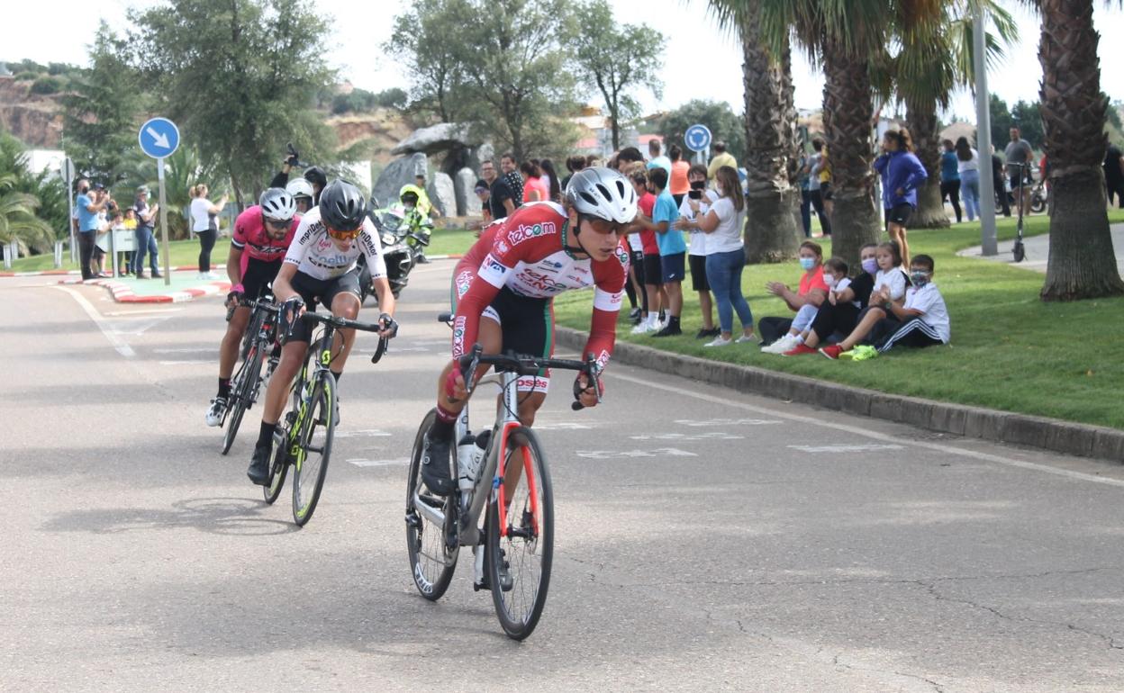 Cabeza del pelotón a su paso por Valverde