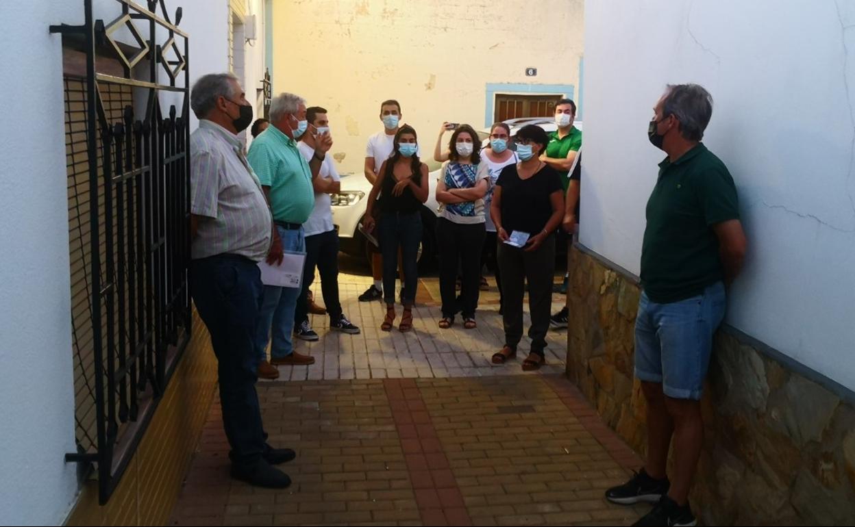 Durnate la anteior ruta, en el callejón del Cotrón, de las calles más estrechas de Valverde