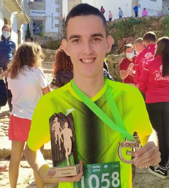 Víctor posa con su trofeo y medalla