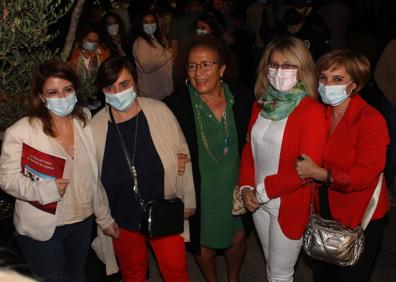 Imagen secundaria 1 - Intervenciones de Adriana Lastra y Guillermo Fernández Vara, y fotografía de los asistenttes con Adriana
