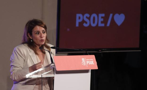 Imagen principal - Intervenciones de Adriana Lastra y Guillermo Fernández Vara, y fotografía de los asistenttes con Adriana