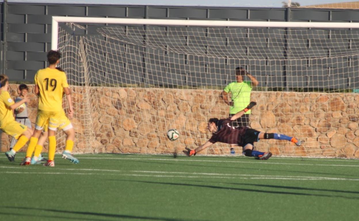 Tercer gol del Don Bosco B. Mario tocó la pelota, pero terminó entrando