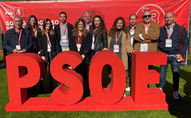 Pizarrín, a la izquierda, con el grupo del PSOE valverdeño en el último Congreso Provincial.
