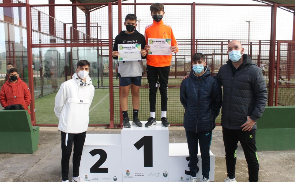 Los vencedores con su diploma