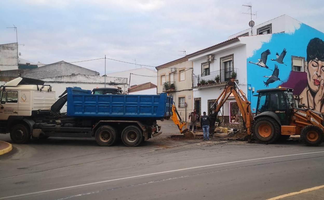 Iniciados los trabajos para aprovechar el agua del pozo de la carretera de Táliga