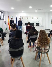 Imagen secundaria 2 - 1. Visitando el Centro de Empleo. 2. En el Punto de Atención al Ciudadano. 3. El alcalde se dirige a los alumnos