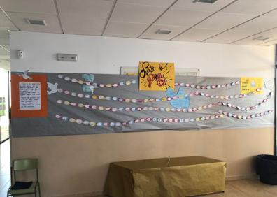 Imagen secundaria 1 - 1. Baile por la pza de todos los alumnos. 2. Mural que se está confecionando. 3. Lectura de uno de los cursos