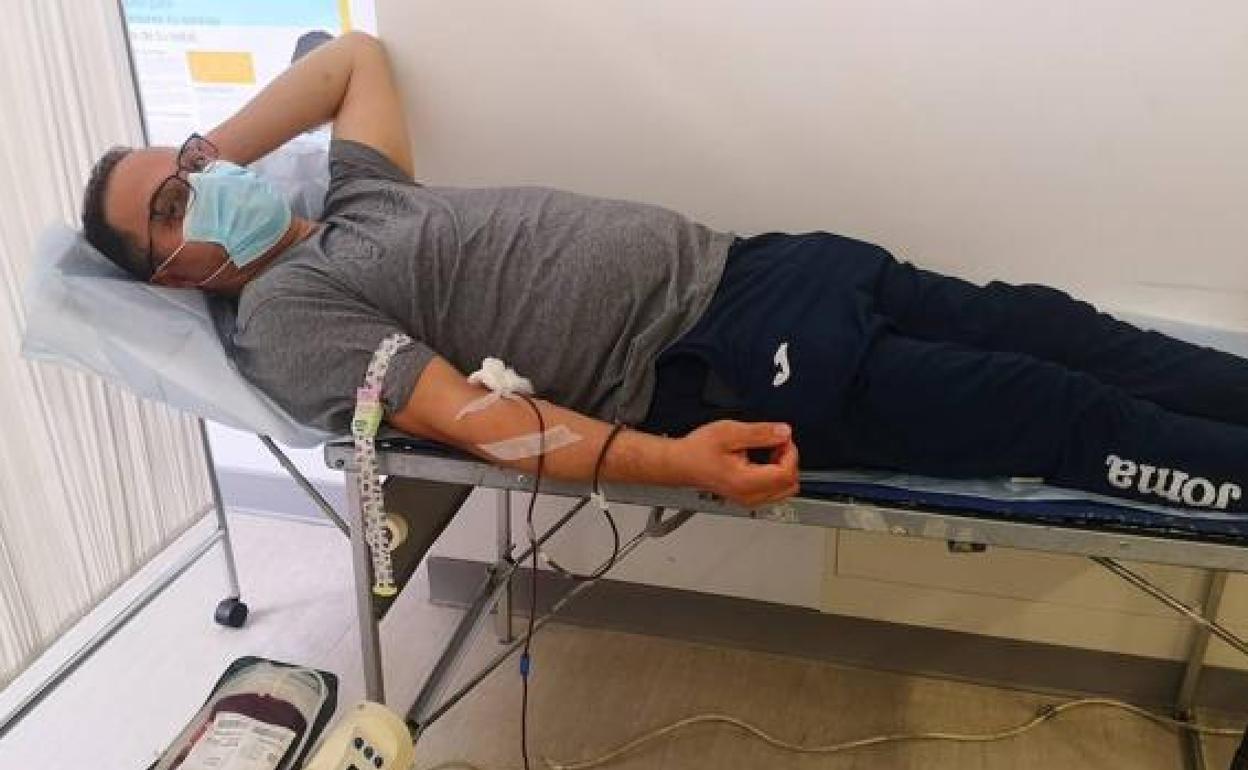 El vecino Alberto durante las donaciones del pasado mes de octubre