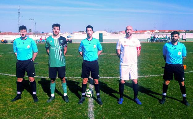 Trío arbitral junto a los dos capitanes