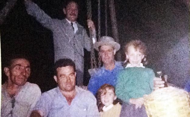 A la derecha se puede apreciar a Míriam, de niña, en la almazara