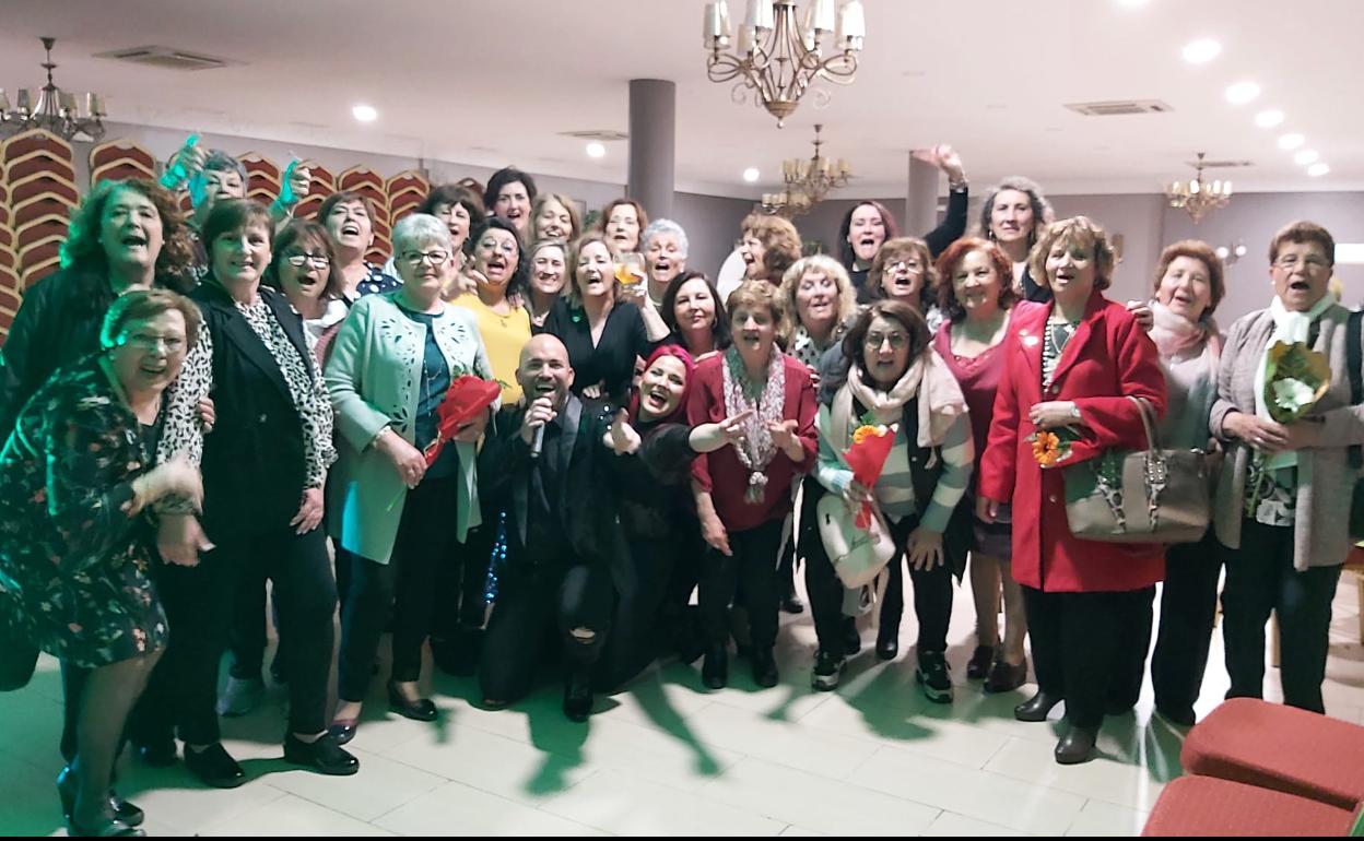 Disfrutando de la comida y el baile
