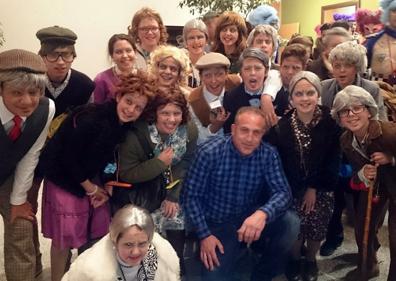 Imagen secundaria 1 - 1. Con Los Bellotos. 2. En la murga Los Nuevitos Flama. 3. Con la murga Los Enrraores