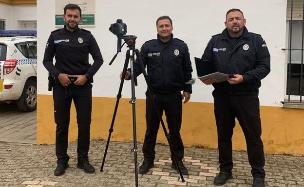 Los agentes valverdeños junto al radar móvil