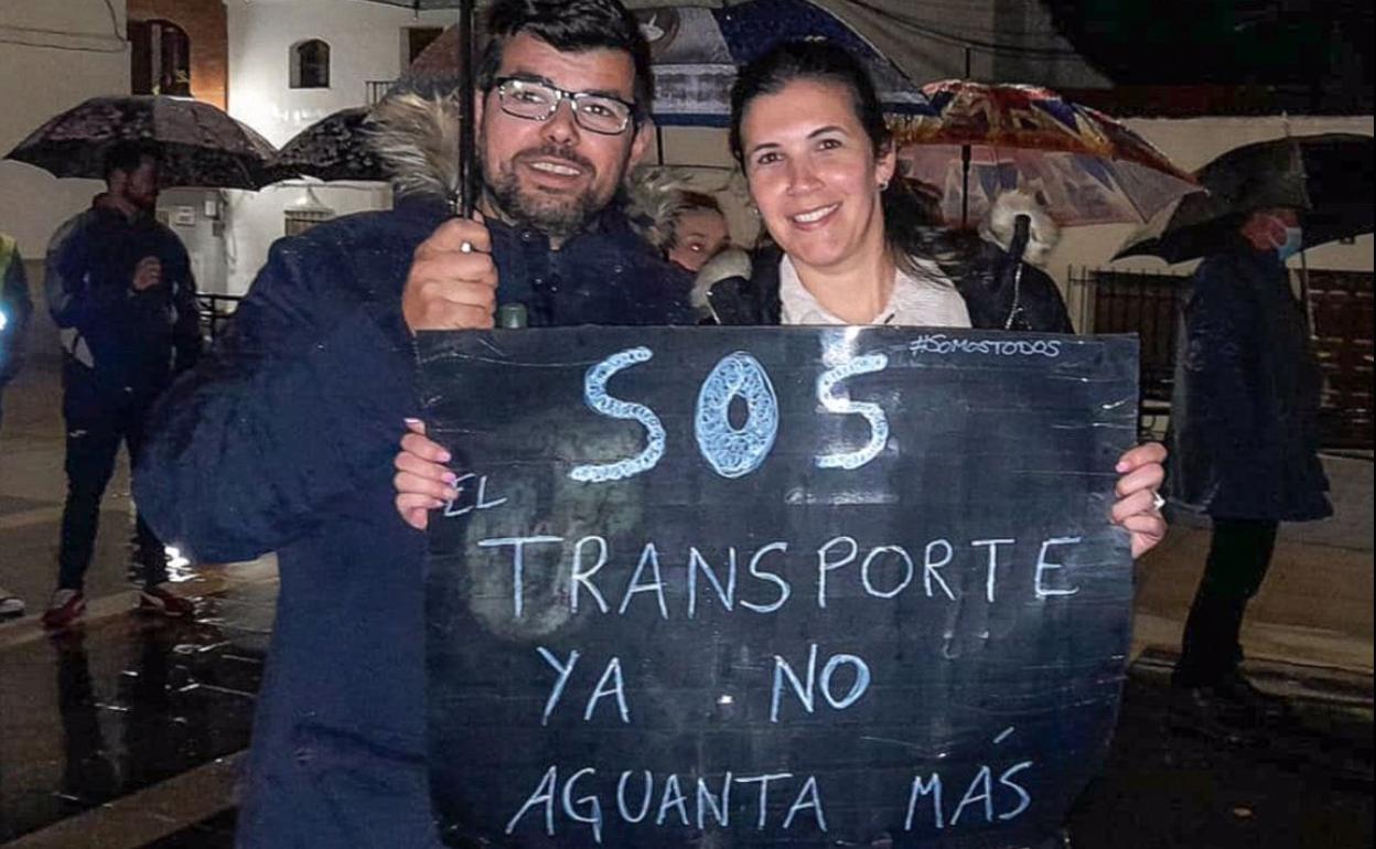 Juan Carlos y Anabel, dos afectados más por la situación del transporte