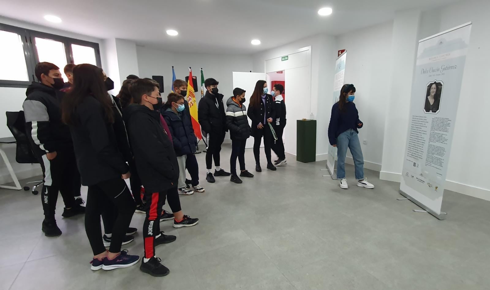 Exposiciones: La exposición 'Mujeres ilustres extremeñas' recibe la visita de los alumnos del IES 'Campos de San Roque'