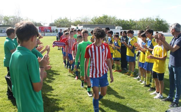 Imagen. Los valverdeños y portugueses hacen el pasillo a los campeones