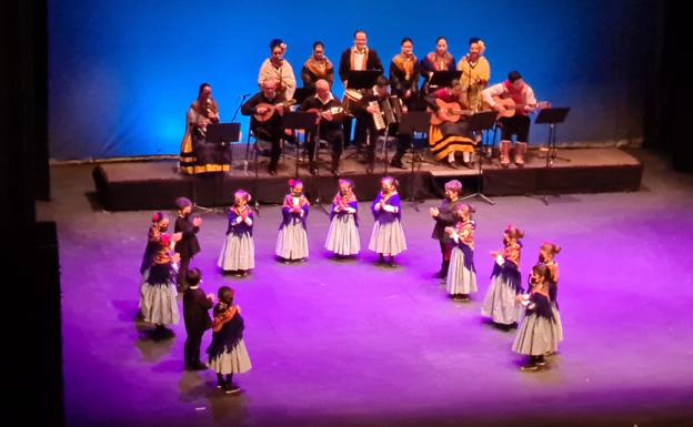 Actuación de los más pequeños en el Festival de Folklore en la Escuela