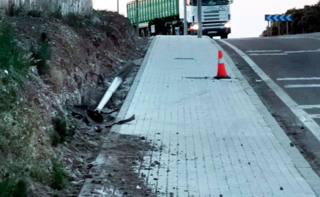 Estado en el que quedó la farola arrancada en el accidente