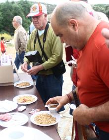 Imagen secundaria 2 - Recorrido trashumante por el pueblo, emoción al finalizar el recorrido y desayuno del pastor