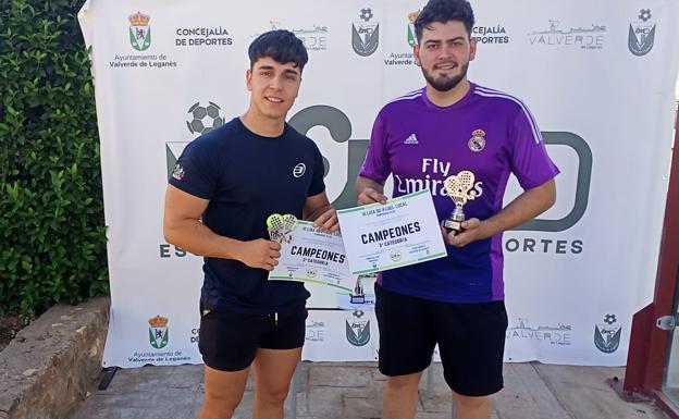 Imagen principal - Arriba: campeones en plata. Abajo, subcampeonas en plata y Aitor Bravo, Director de la EMD