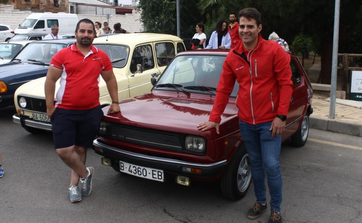 Jesús Rivero y Alberto Moreno, junto al Seat 127 del primero de ellos