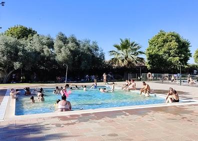 Imagen secundaria 1 - Algunas imágenes en este primer día de apertura de la piscina