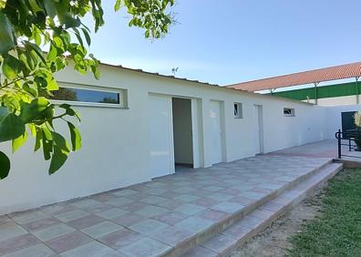 Imagen secundaria 1 - Imágenes en este primer día de apertura de la piscina