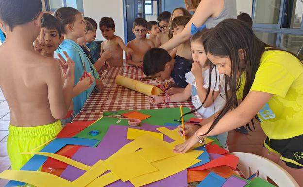 Imagen principal - Actividades de apoyo al colectivo LGTBI+ en el Campamento de Verano