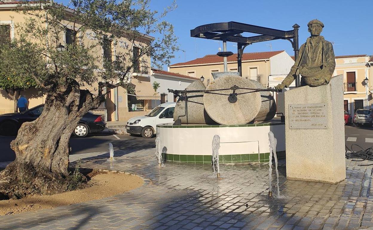 Llano del Lagar: Se pone en funcionamiento la fuente de la rotonda del Llano del Lagar