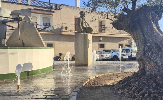 En funcionamiento la fuente de la rotonda del Llano del Lagar