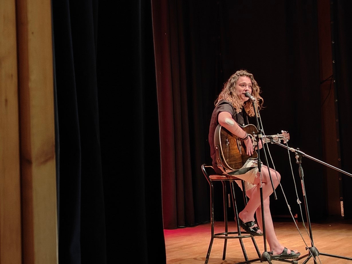 Fotos: Entrega de la recaudación de la venta del libro 'De los bailes de salón al botellón'