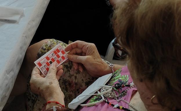 Jugando al bingo durante la Semana del Mayor en Valverde de Leganés