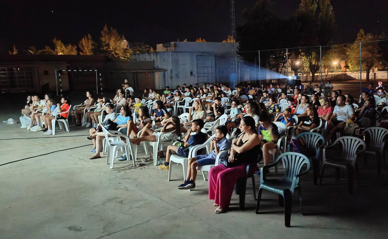Asistentes a la tercera sesión del cine de verano en Valverde de Leganés